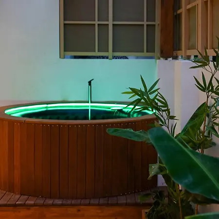 Light & Kozy - Jacuzzi Lux In *